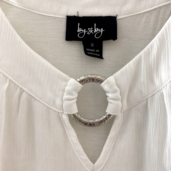 New- by & by White Overlay Cold Shoulder Arms Top - Picture 2 of 7